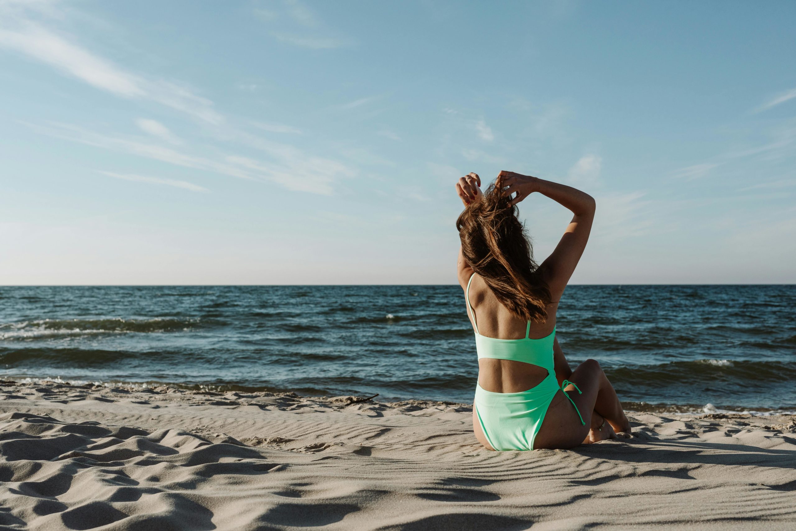 Persona descansando en verano sin culpa, relajada y en paz